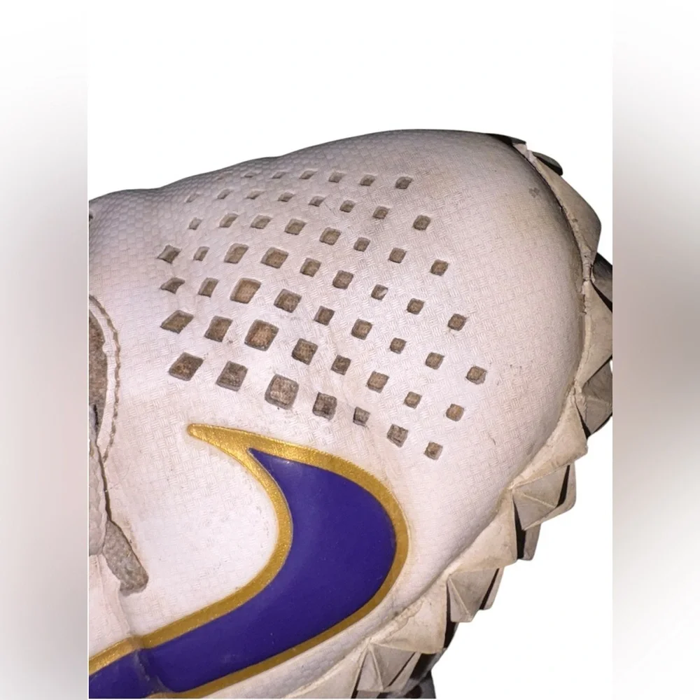 SOLD
NIKE ALPHA HUARACHE 6 ELT TF LAX LE SIZE 9 White, gold & purple shoes - Picture 10 of 15